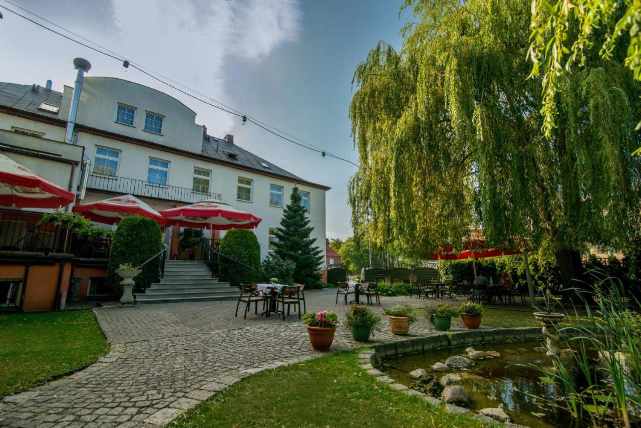 Hotel Bialy Domek Wałcz Esterno foto