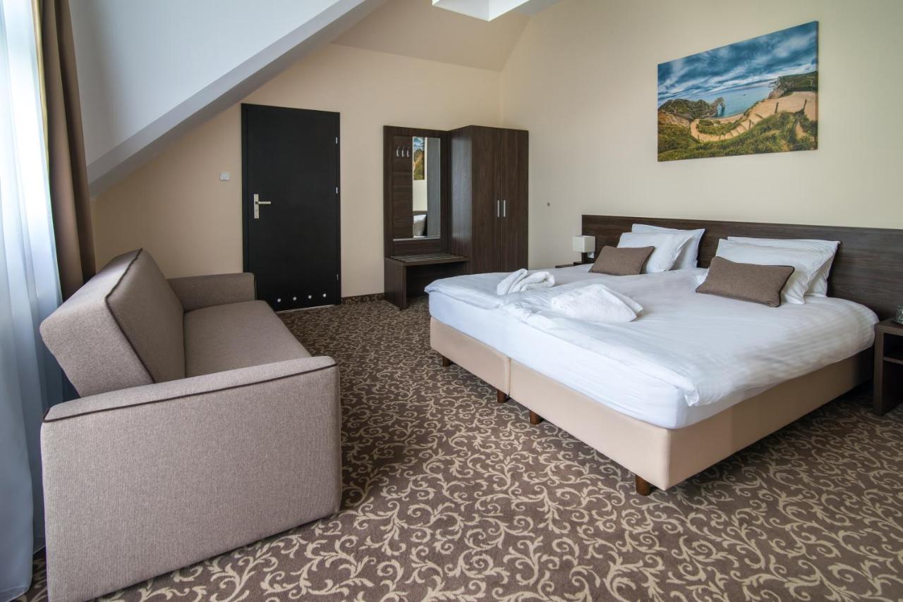 Hotel Bialy Domek Wałcz Esterno foto