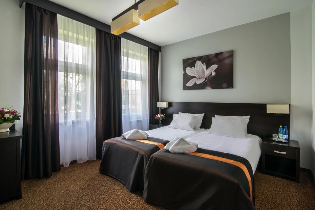 Hotel Bialy Domek Wałcz Esterno foto